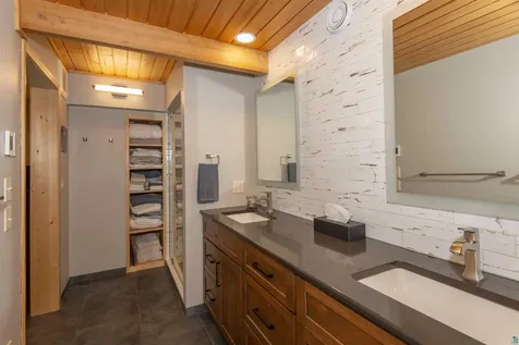 207 9th Avenue W Grand Marais MN 55604