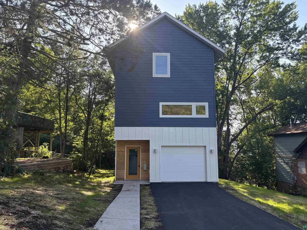 1432 N 8th Avenue E Duluth MN 55805