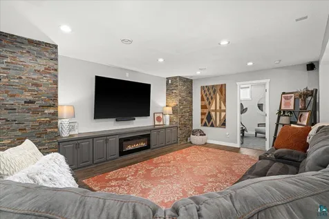 231 Chambersburg Drive Duluth MN 55811