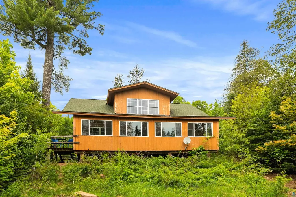 204 E Deeryard Road Grand Marais MN 55604