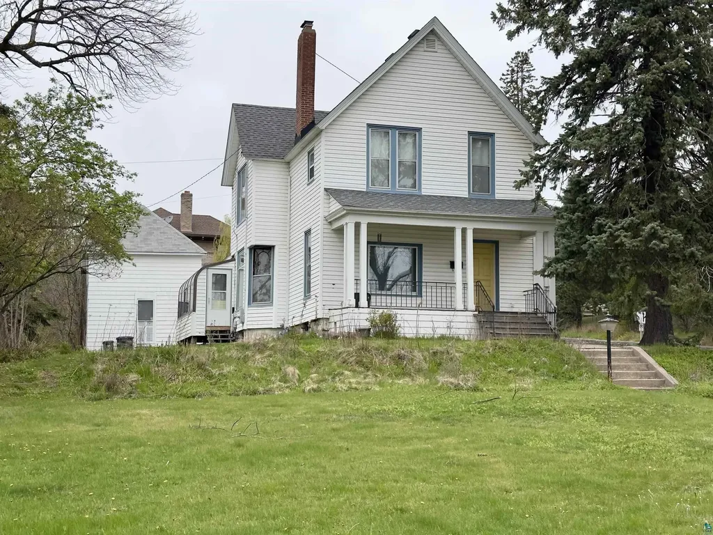 27 S 21st Avenue E Duluth MN 55812-2103