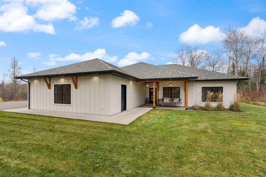59 E Riverside Road Esko MN 55733