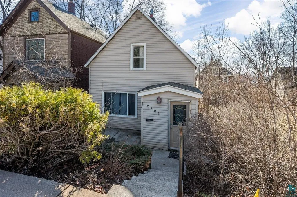 2208 W 8th Street Duluth MN 55806