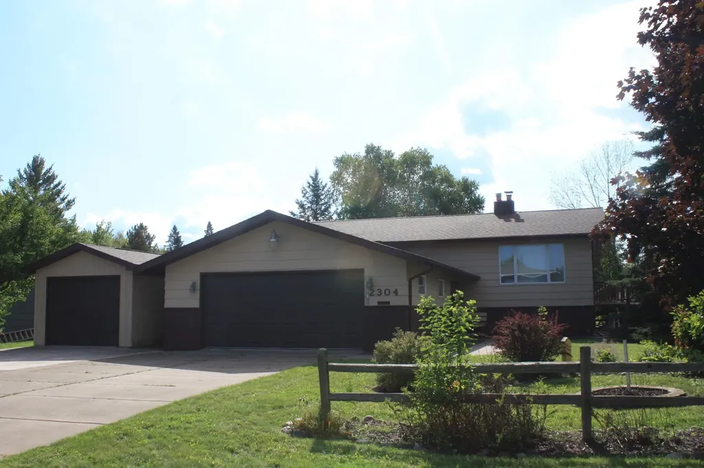 2304 E 10th Street Superior WI 54880