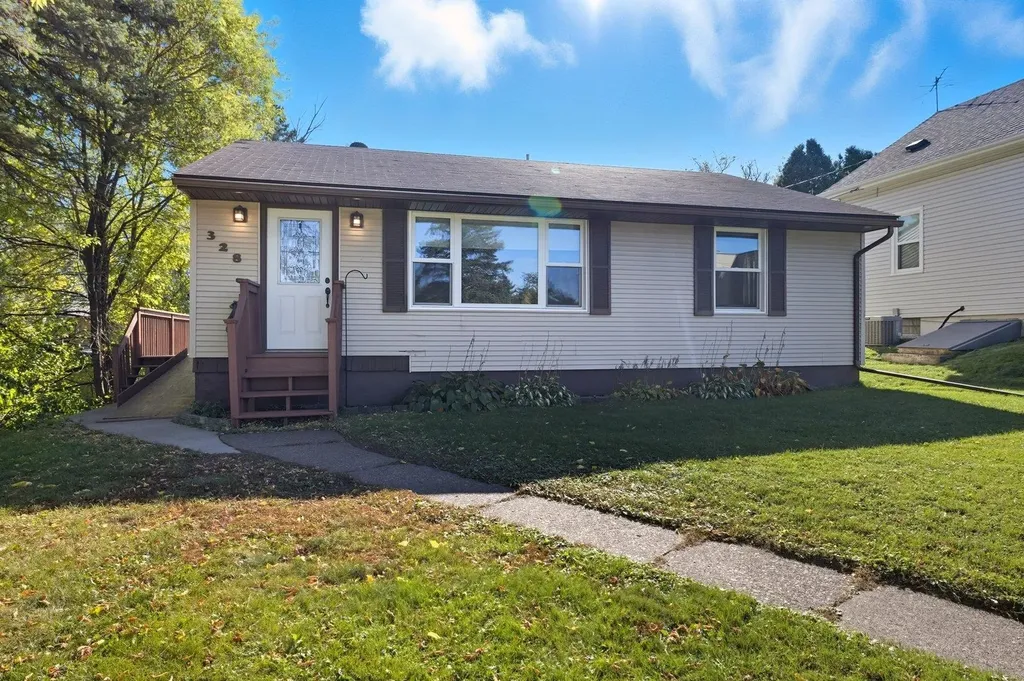 328 Walnut Avenue Carlton MN 55718