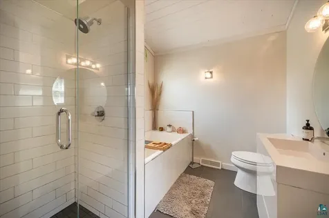 3239 S Lake Avenue Duluth MN 55802