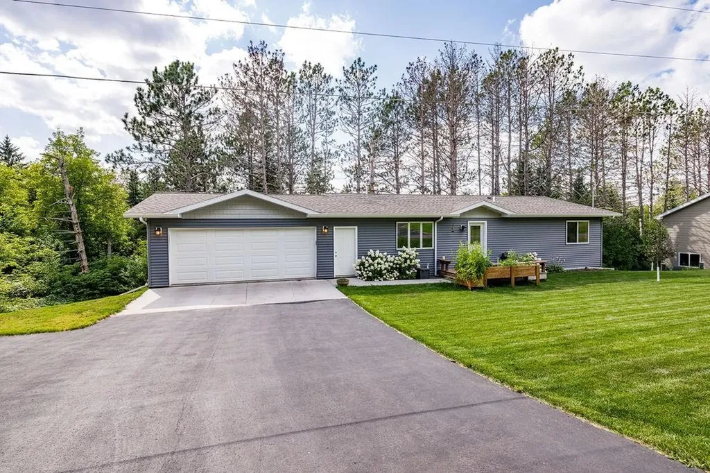 29 Hillside Road Esko MN 55733