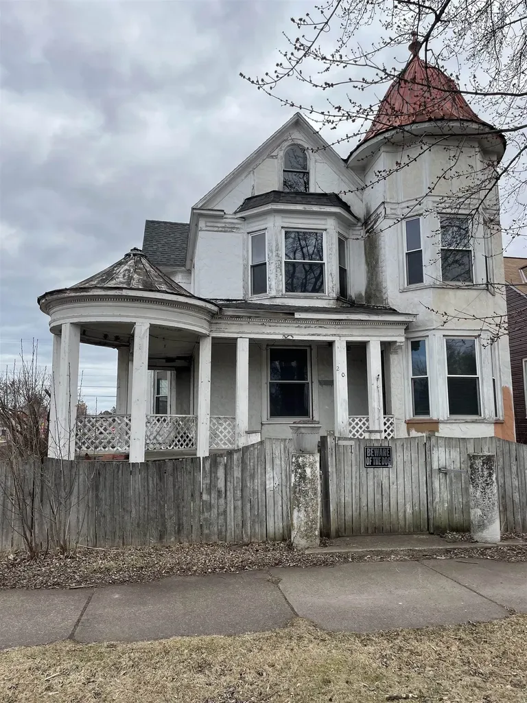 2002 Banks Avenue Superior WI 54880