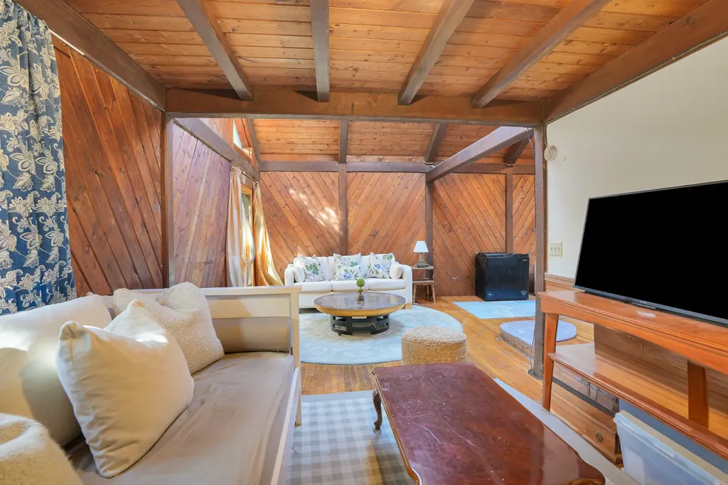 25 Vineyard Meadow Farms Road West Tisbury MA 02575