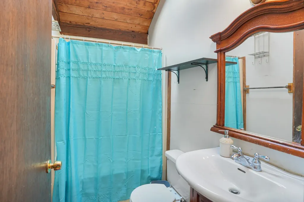 25 Vineyard Meadow Farms Road West Tisbury MA 02575