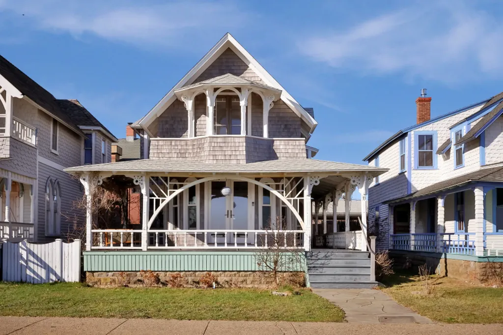 33 Ocean Avenue Oak Bluffs MA 02557