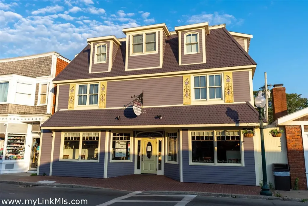25 Circuit Avenue Oak Bluffs MA 02557