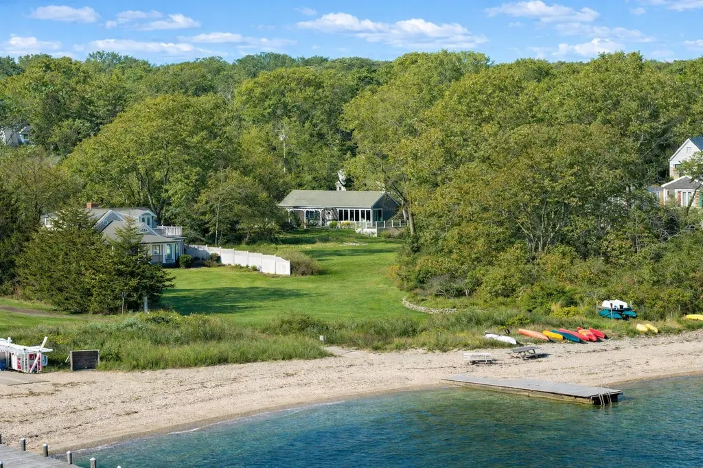 16 Frog Hollow Vineyard Haven MA 02568