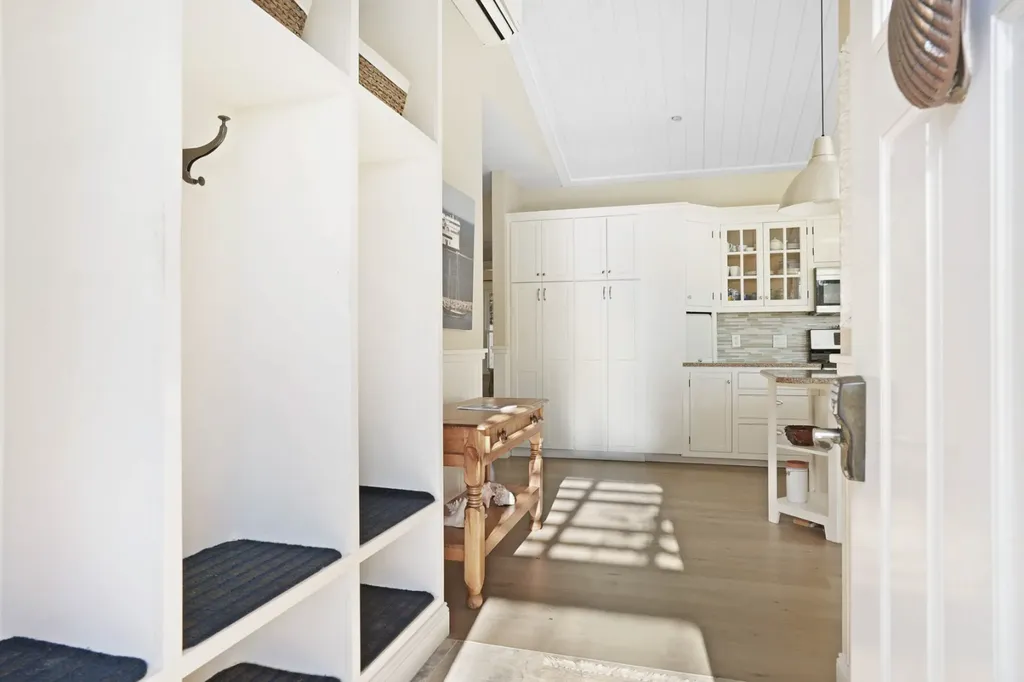 16 Frog Hollow Vineyard Haven MA 02568