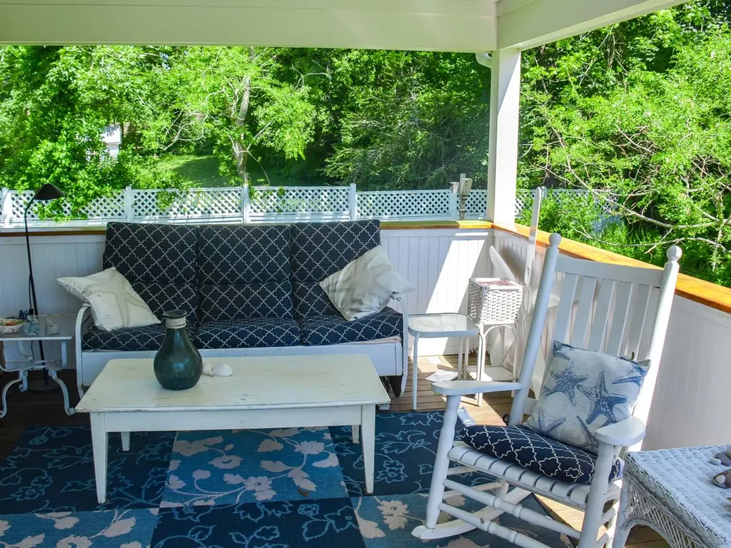 16 Frog Hollow Vineyard Haven MA 02568