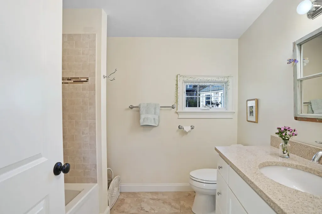 16 Frog Hollow Vineyard Haven MA 02568