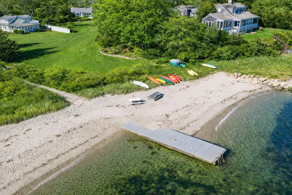 16 Frog Hollow Vineyard Haven MA 02568