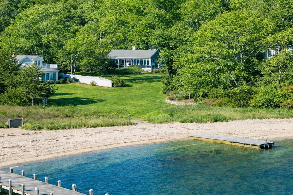 16 Frog Hollow Vineyard Haven MA 02568