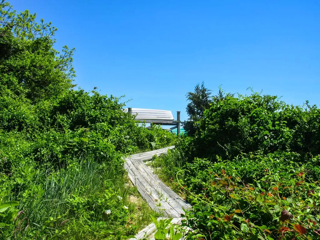 16 Frog Hollow Vineyard Haven MA 02568