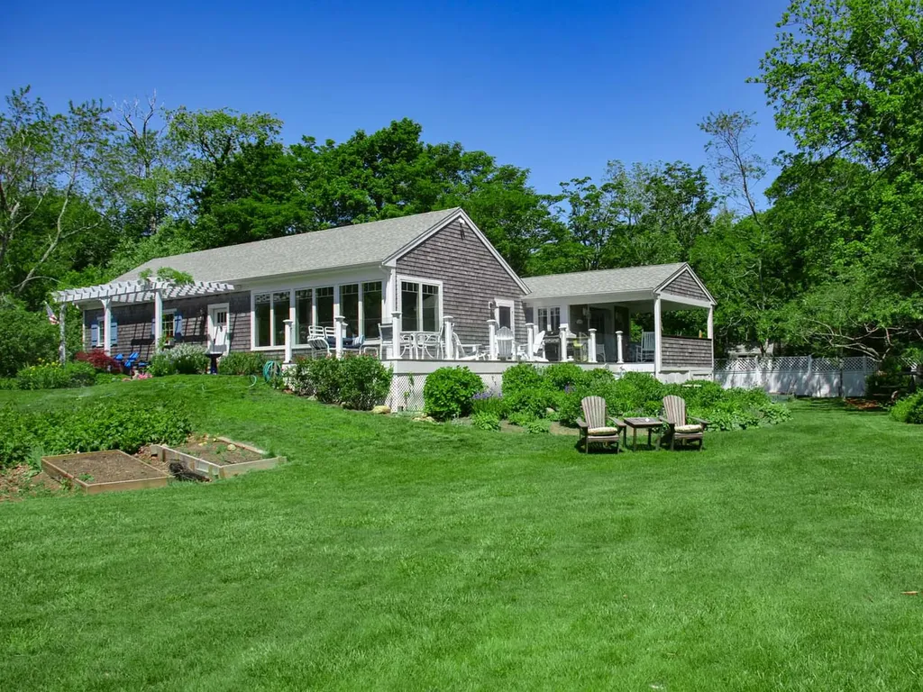 16 Frog Hollow Vineyard Haven MA 02568
