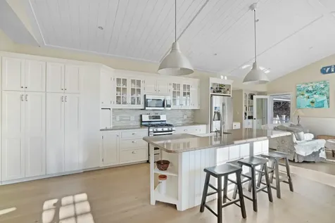 16 Frog Hollow Vineyard Haven MA 02568