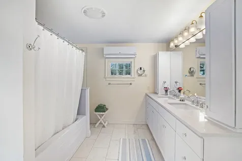 16 Frog Hollow Vineyard Haven MA 02568