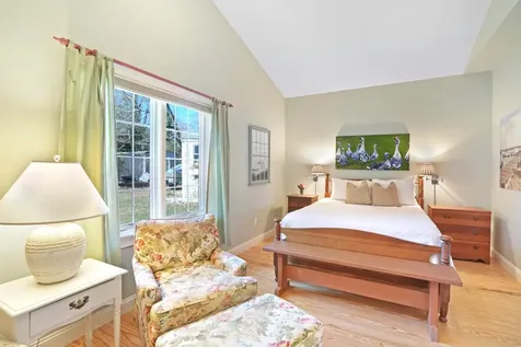 16 Frog Hollow Vineyard Haven MA 02568