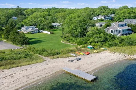 16 Frog Hollow Vineyard Haven MA 02568