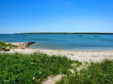 16 Frog Hollow Vineyard Haven MA 02568