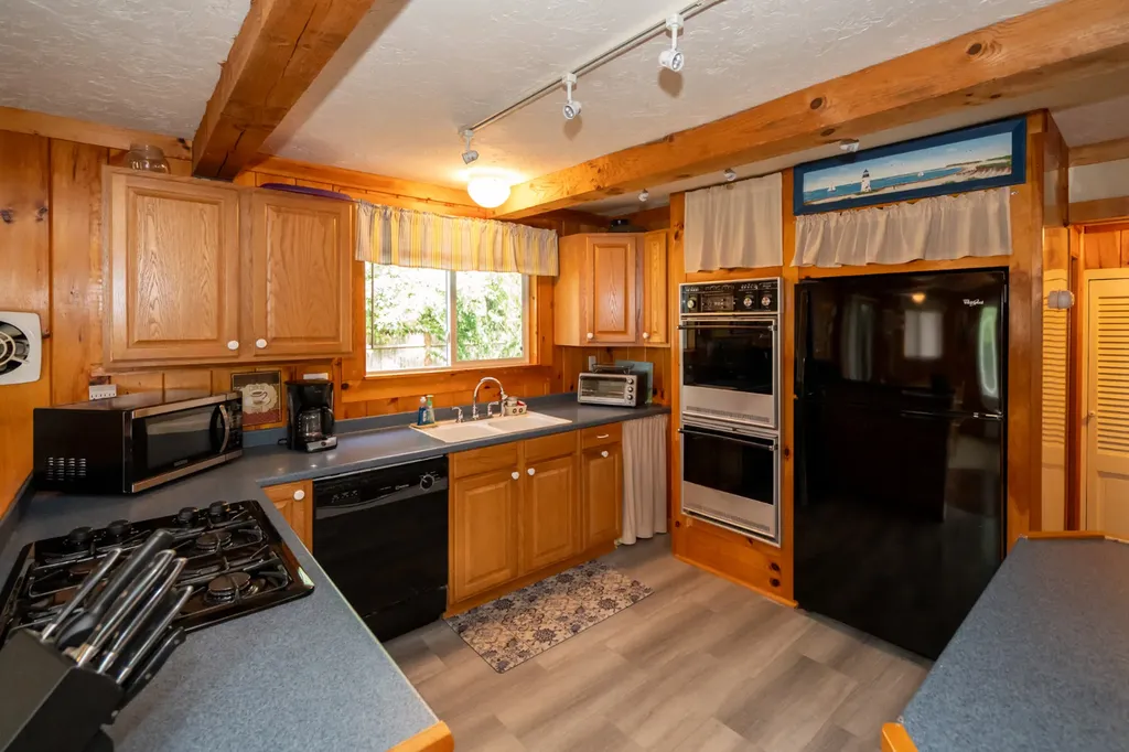 28 Barling Avenue Oak Bluffs MA 02557