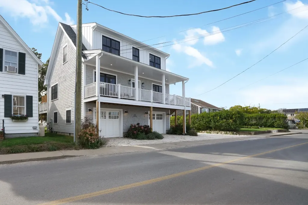33 Lagoon Pond Road Vineyard Haven MA 02568