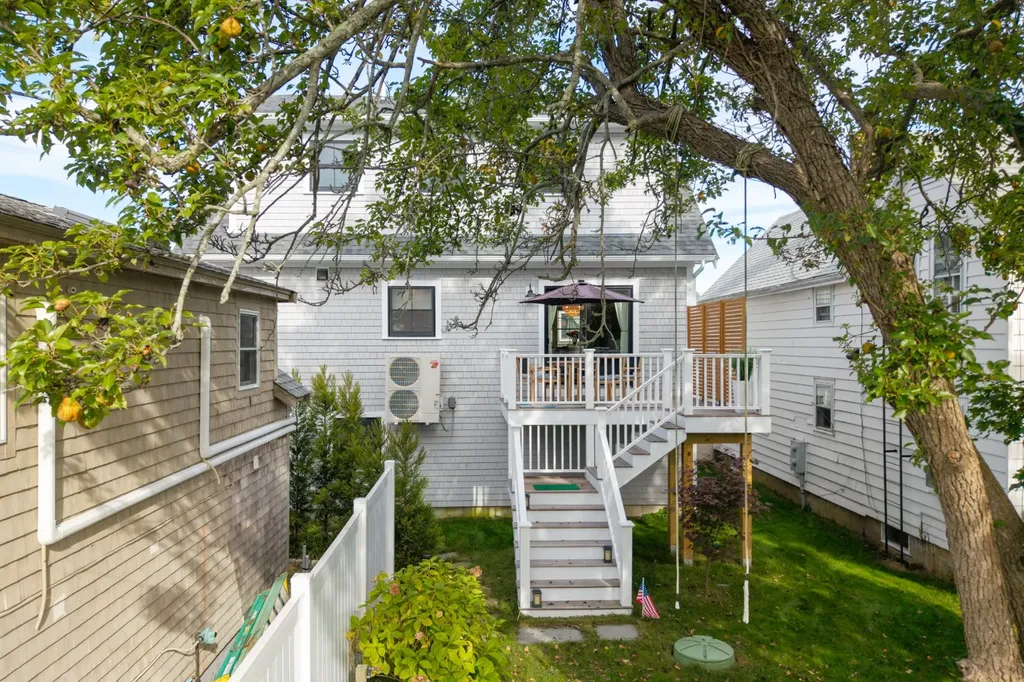33 Lagoon Pond Road Vineyard Haven MA 02568