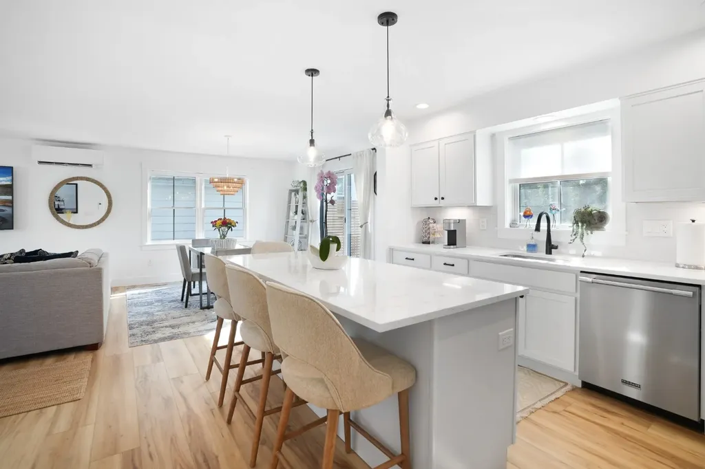 33 Lagoon Pond Road Vineyard Haven MA 02568