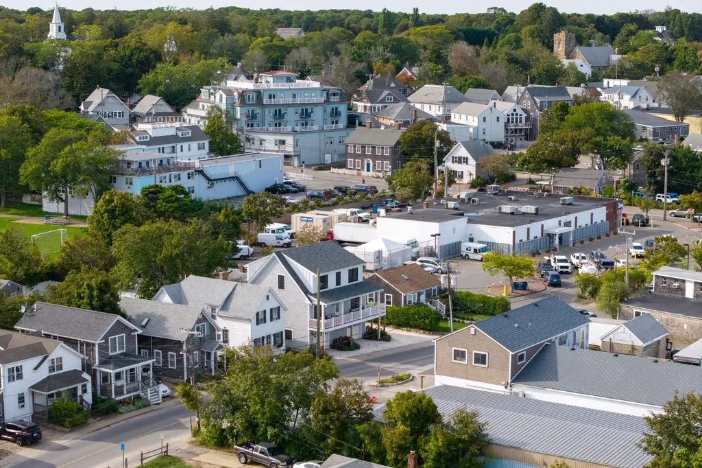 33 Lagoon Pond Road Vineyard Haven MA 02568