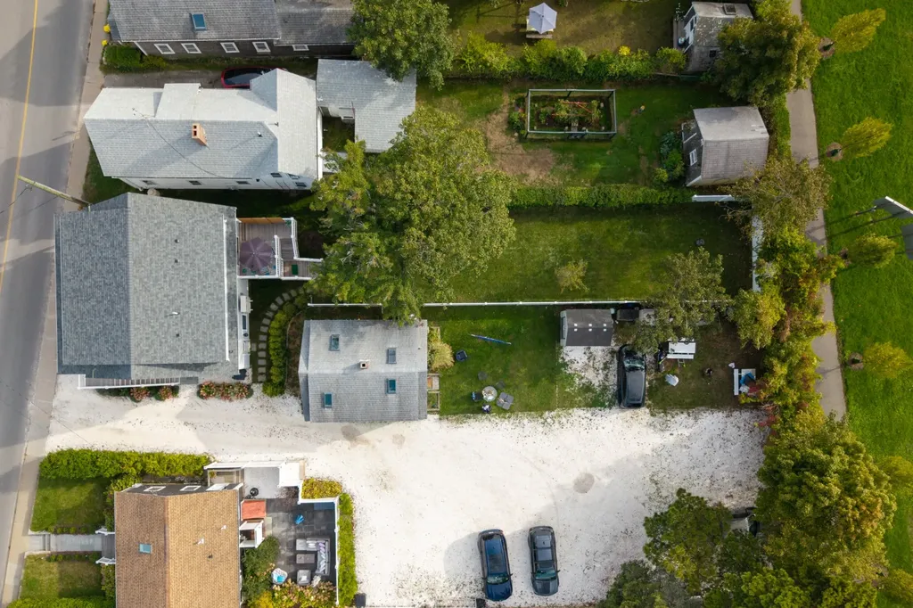 33 Lagoon Pond Road Vineyard Haven MA 02568