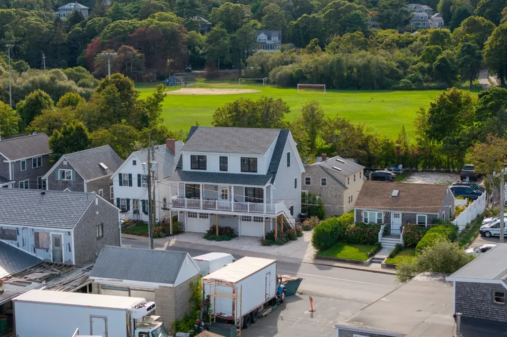 33 Lagoon Pond Road Vineyard Haven MA 02568