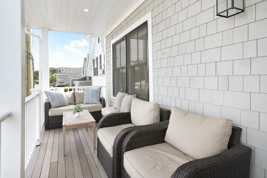 33 Lagoon Pond Road Vineyard Haven MA 02568