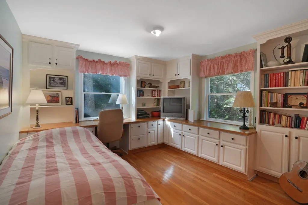 22 Old Lighthouse Road Vineyard Haven MA 02568