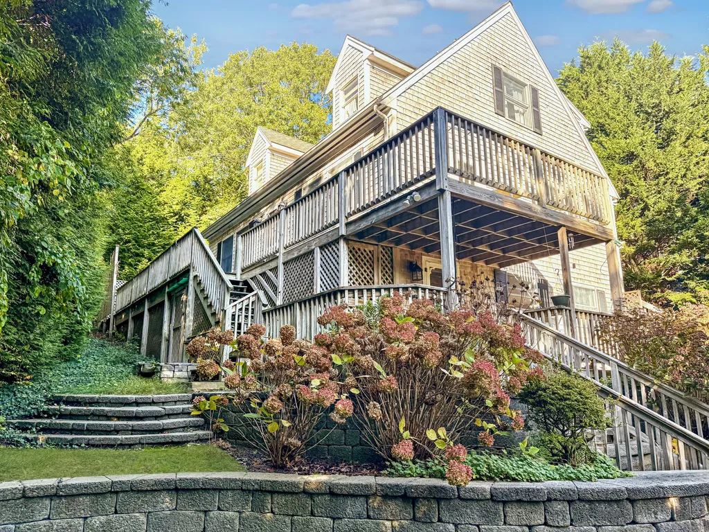 22 Old Lighthouse Road Vineyard Haven MA 02568