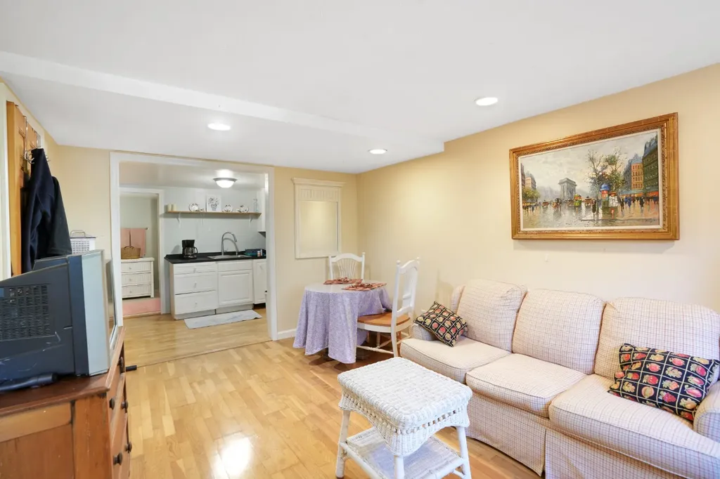 22 Old Lighthouse Road Vineyard Haven MA 02568