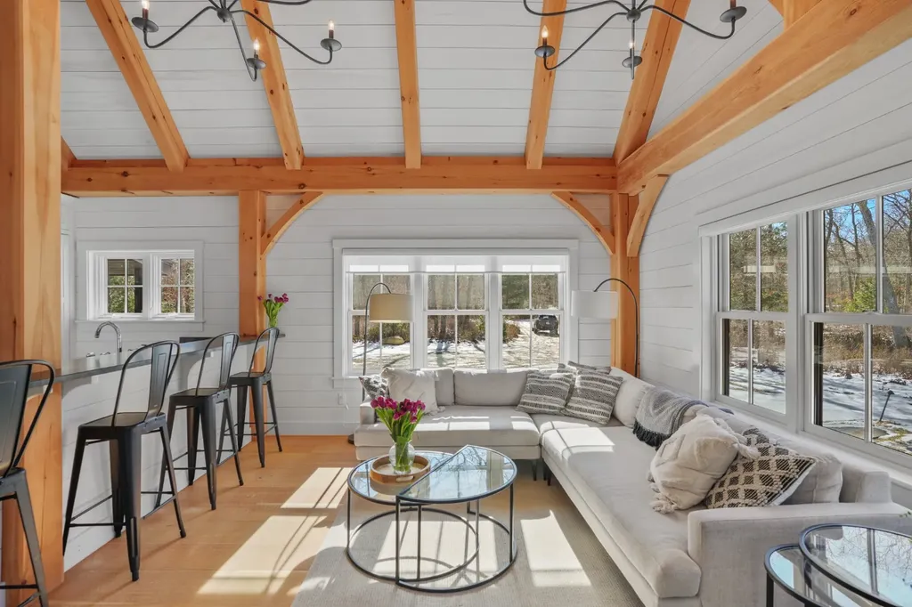 16 Red Coat Hill Road West Tisbury MA 02568