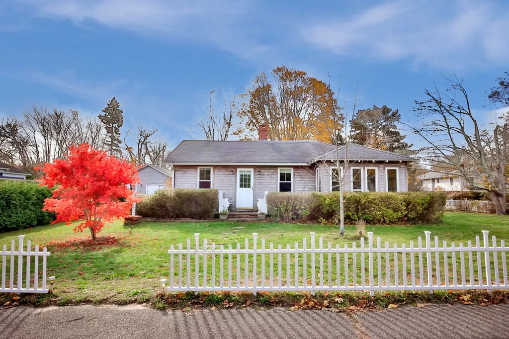 24 School Street Oak Bluffs MA 02557