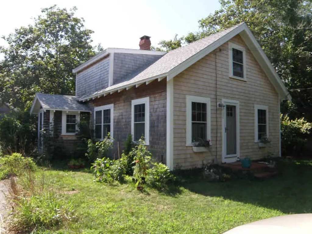32 Pine Street Edgartown MA 02539