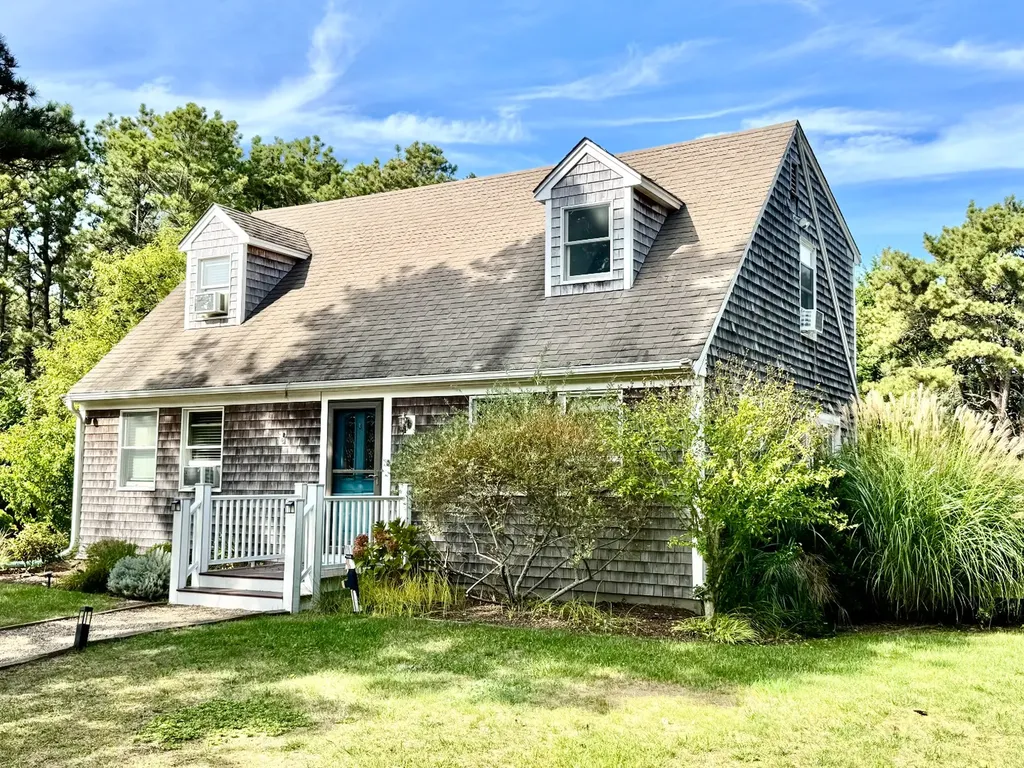5 Seths Path Oak Bluffs MA 02557