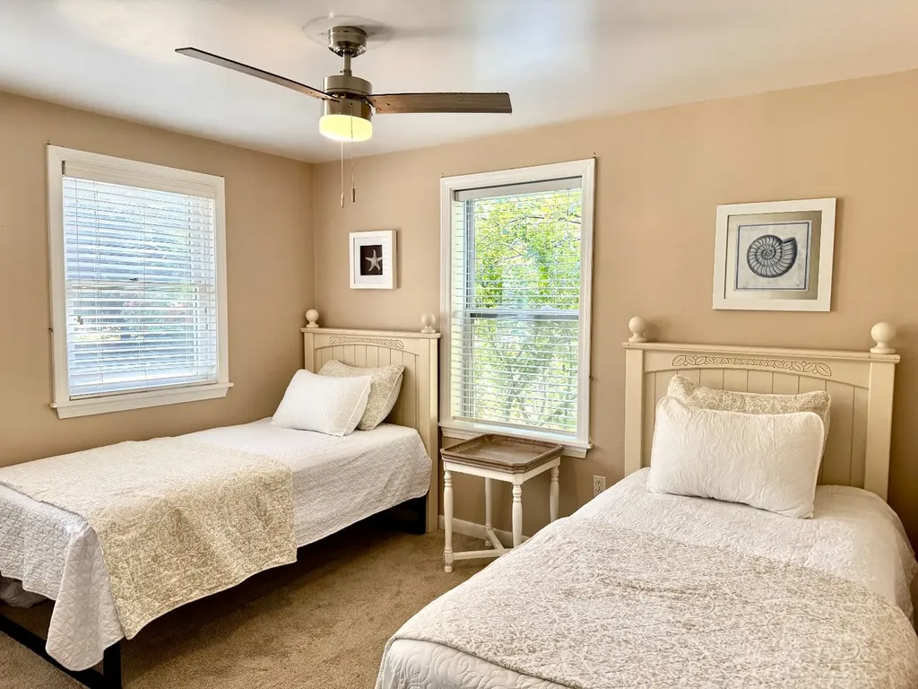 5 Seths Path Oak Bluffs MA 02557