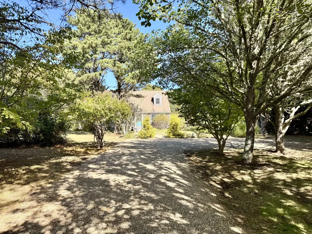 5 Seths Path Oak Bluffs MA 02557