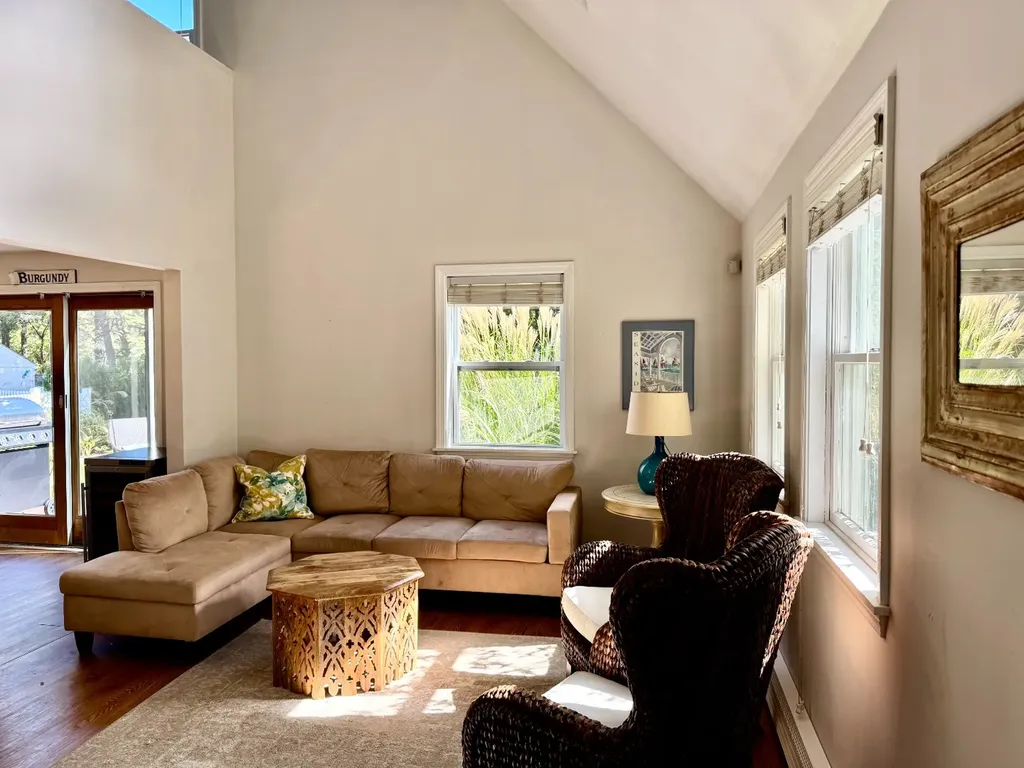 5 Seths Path Oak Bluffs MA 02557