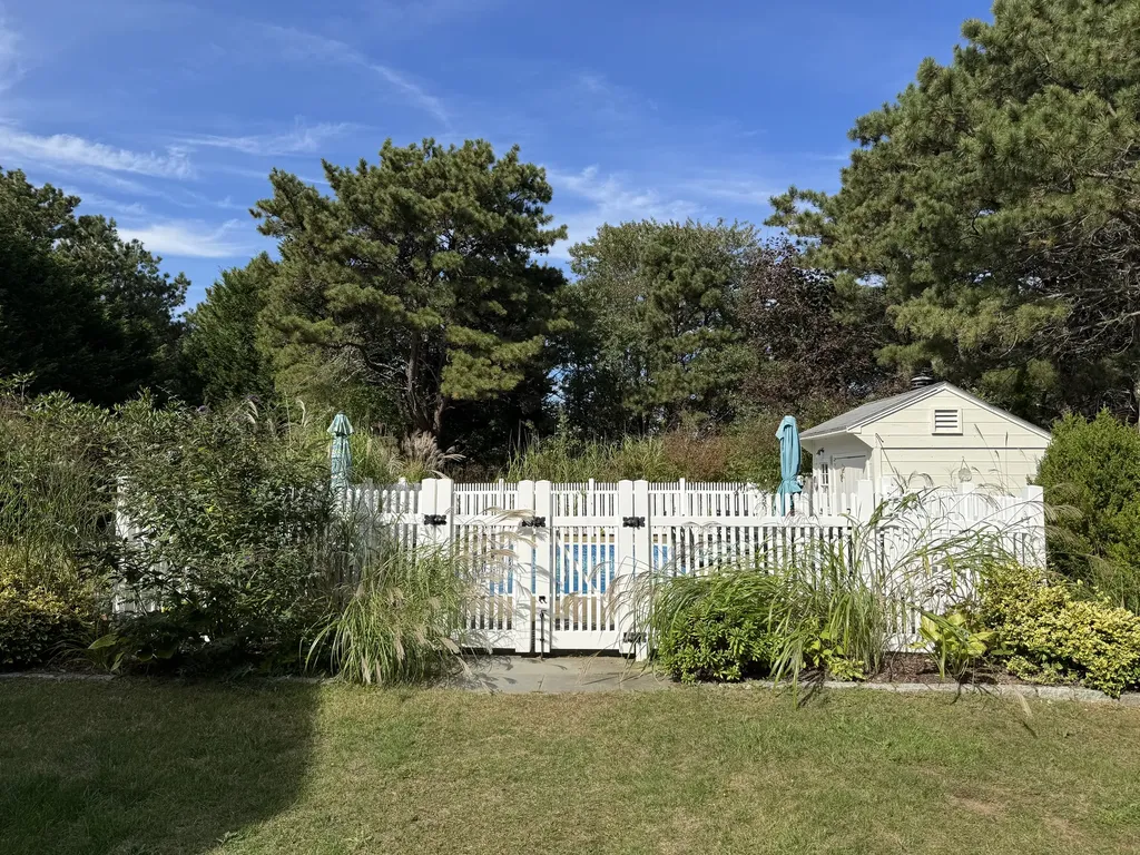 5 Seths Path Oak Bluffs MA 02557