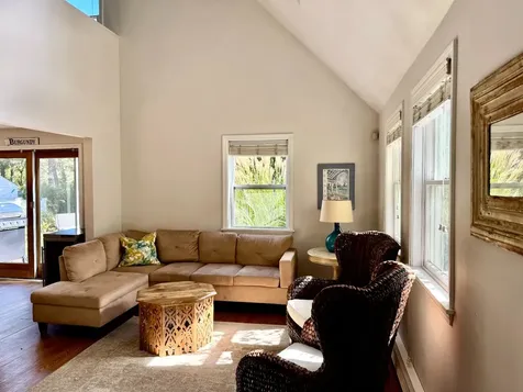 5 Seths Path Oak Bluffs MA 02557