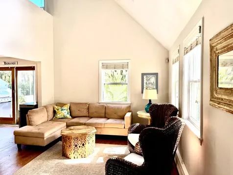 5 Seths Path Oak Bluffs MA 02557